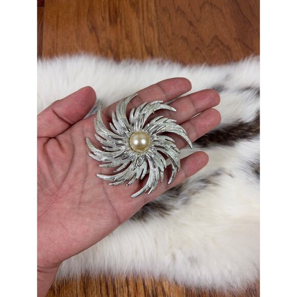 B10 Sarah Coventry Faux Pearl Flower Brooch Womens Pinwheel Swirl Silver Tone - Picture 1 of 11
